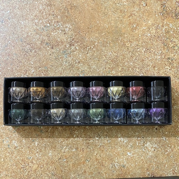 Younique Black Embossed Makeup Case w/Colorful Eyeshadows, Blush and Concealer - Picture 5 of 7